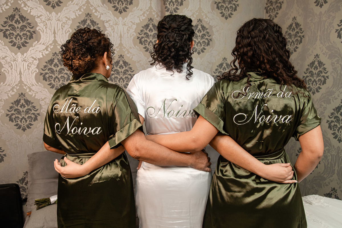 Foto da noiva com a mãe e a irmã de robe, registro em família no making of em Salvador – BA