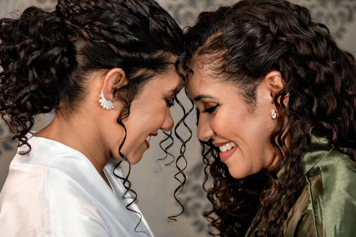 Retrato posado da noiva com a  irmã, fotos de making of em Salvador que valorizam os laços de família.