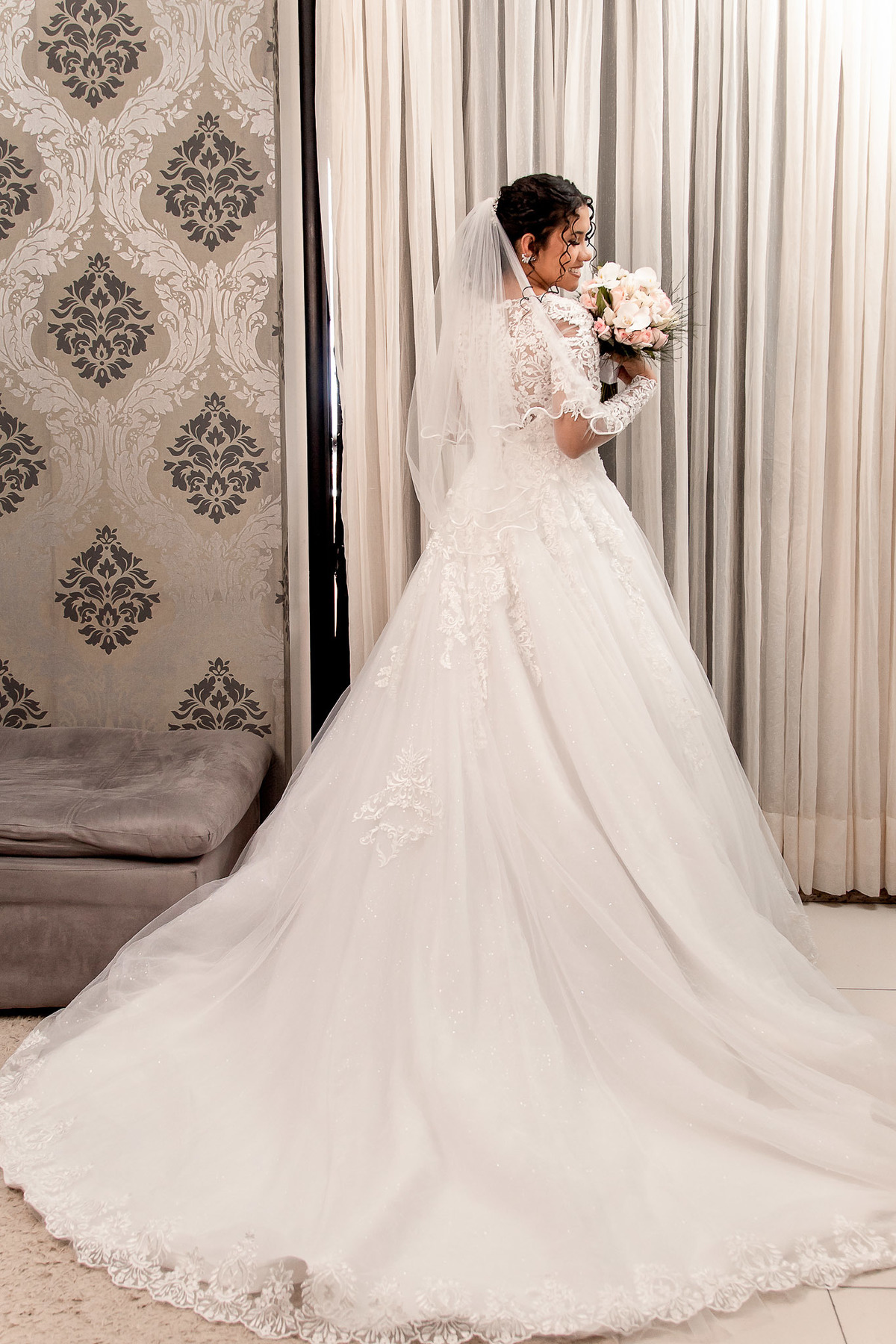 Noiva em pé com o buquê, retrato de noiva pronta para entrar na cerimônia em Salvador.