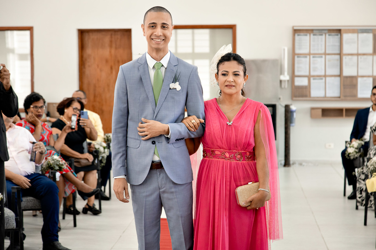 Entrada do noivo no Salão do Reino em Pernambués, início da cerimônia de casamento em Salvador.
