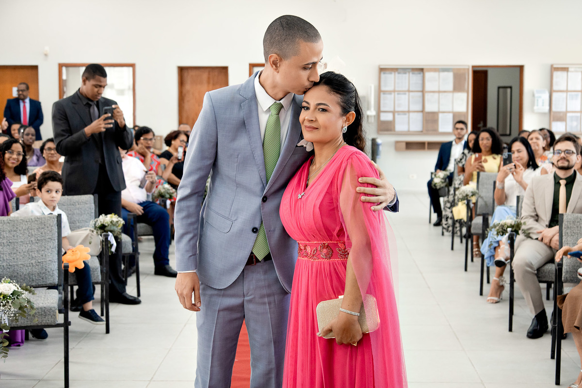 Noivo se despedindo da mãe, retrato do noivo na entrada da cerimônia.