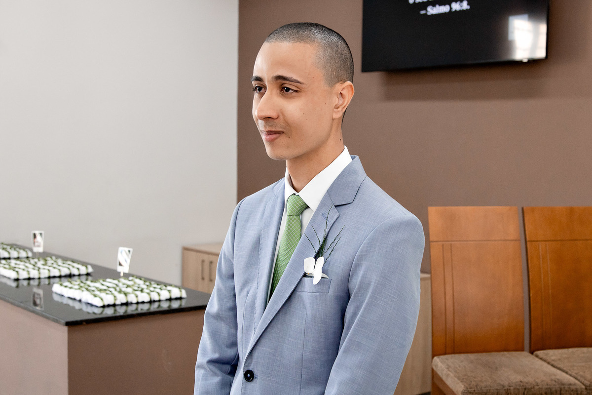 Noivo olhando emocionado para a noiva durante a entrada, registro autêntico da cerimônia em Salvador – BA.