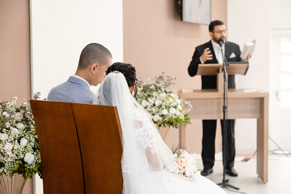 Foto ampla da cerimônia de casamento no Salão do Reino, registro documental do grande dia em Salvador.
