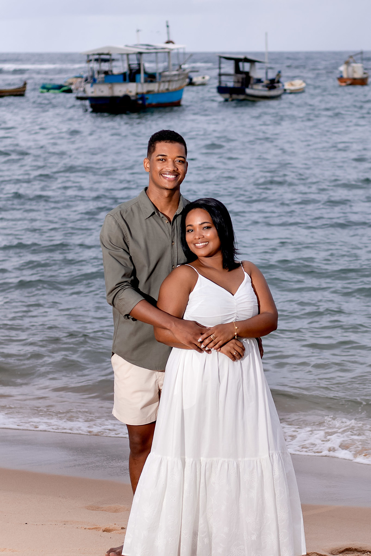 ensaio pré-casamento retrato casal Bahia, fotógrafo casamento retrato Salvador, ensaio pré-nupcial praia Bahia sorriso, fotografo casamento lauro de freitas, retrato romântico casal praia bahia, vestido branco noiva praia ensaio, ensaio casal praia barcos
