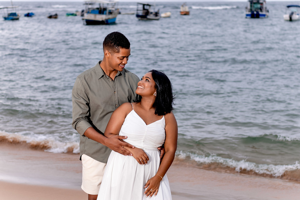 
ensaio pré-casamento close casal Bahia, fotografia olhar admiração casal Salvador, ensaio pré-nupcial expressão emocional praia, fotografo casamento close emocional Bahia, fotografia momento real casal praia, ensaio noivos Praia do Forte expressivo, clos