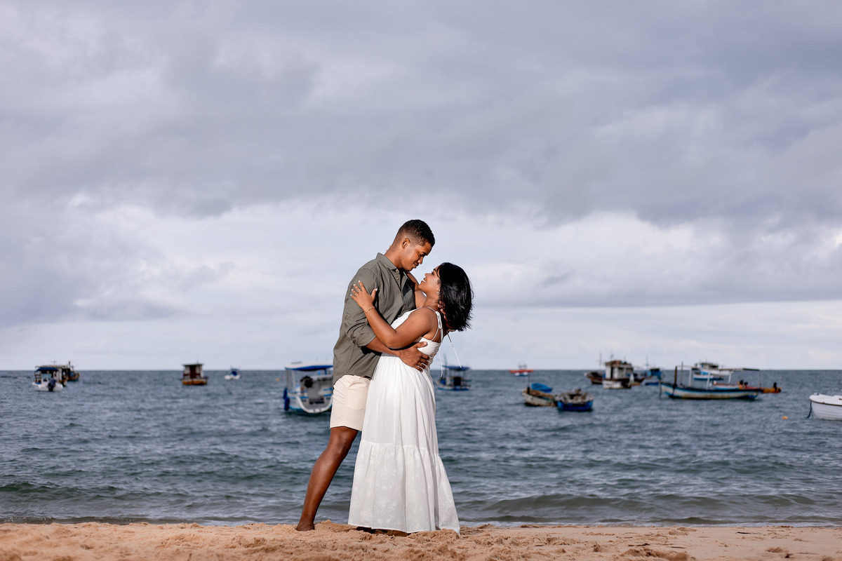 ensaio pré-casamento pose dip Bahia, fotografia pose dip romântico casal Salvador, ensaio pré-nupcial pose especial praia Bahia, fotografo casamento poses criativas Salvador, pose dip noivos praia Bahia, fotografia dramática casal entardecer Praia do Fort