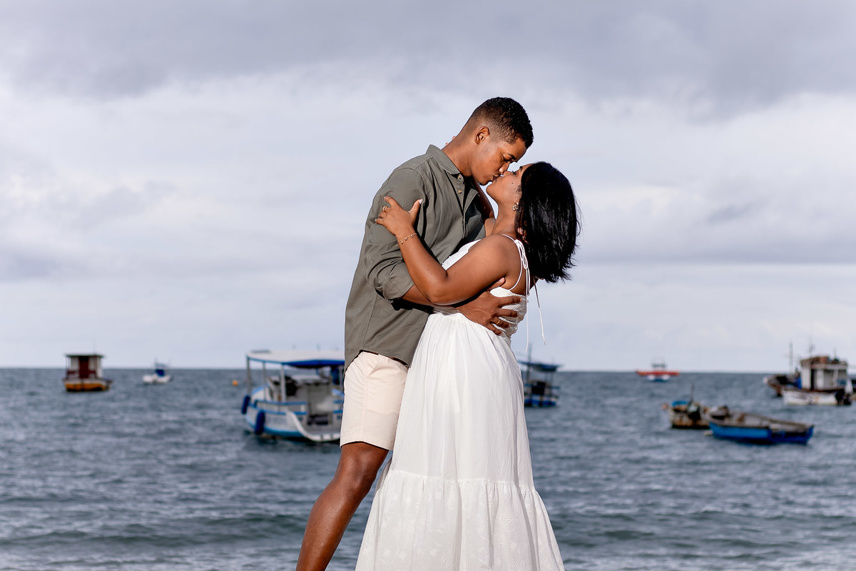 ensaio pré-casamento beijo casal Bahia, fotografia beijo romântico praia Salvador, ensaio pré-nupcial beijo Praia do Forte, fotografo casamento beijo Salvador Bahia, beijo apaixonado noivos praia Bahia, fotografia beijo casal litoral baiano, ensaio noivos