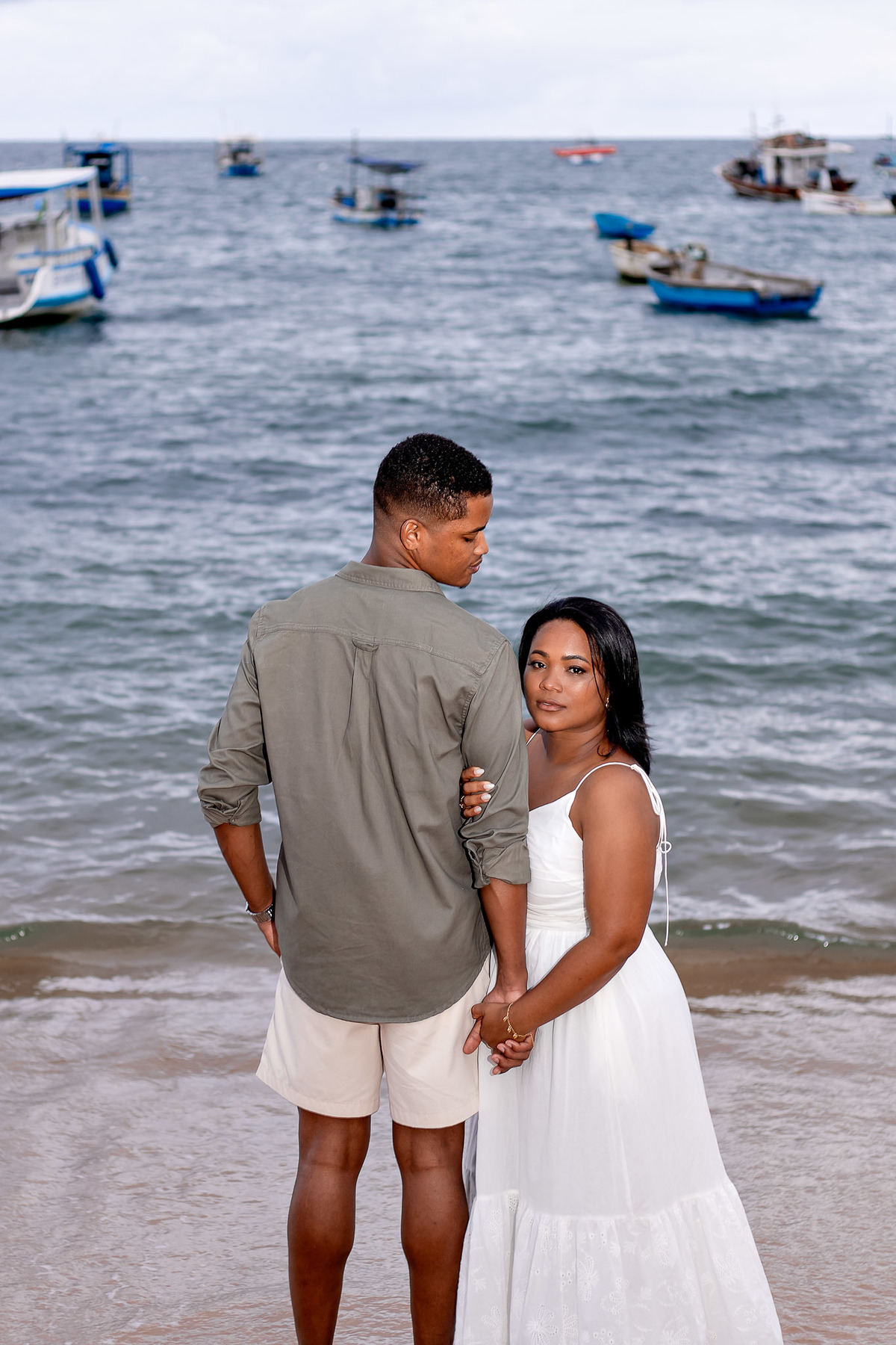 ensaio pré-casamento pose editorial Bahia, fotografia editorial casal praia Salvador, ensaio pré-nupcial pose criativa Praia do Forte, fotografo casamento estilo editorial Salvador, pose editorial noiva praia Bahia, fotografia moda noivos praia Salvador, 