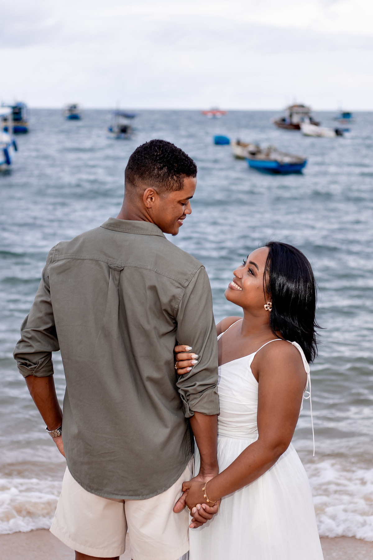 ensaio pré-casamento pose criativa Bahia, fotografia pose de costas casal Salvador, ensaio pré-nupcial ângulo diferente praia, fotografo casamento composição criativa Bahia, pose costas noivo noiva frente fotografia, ensaio casal perspectiva diferente Pra
