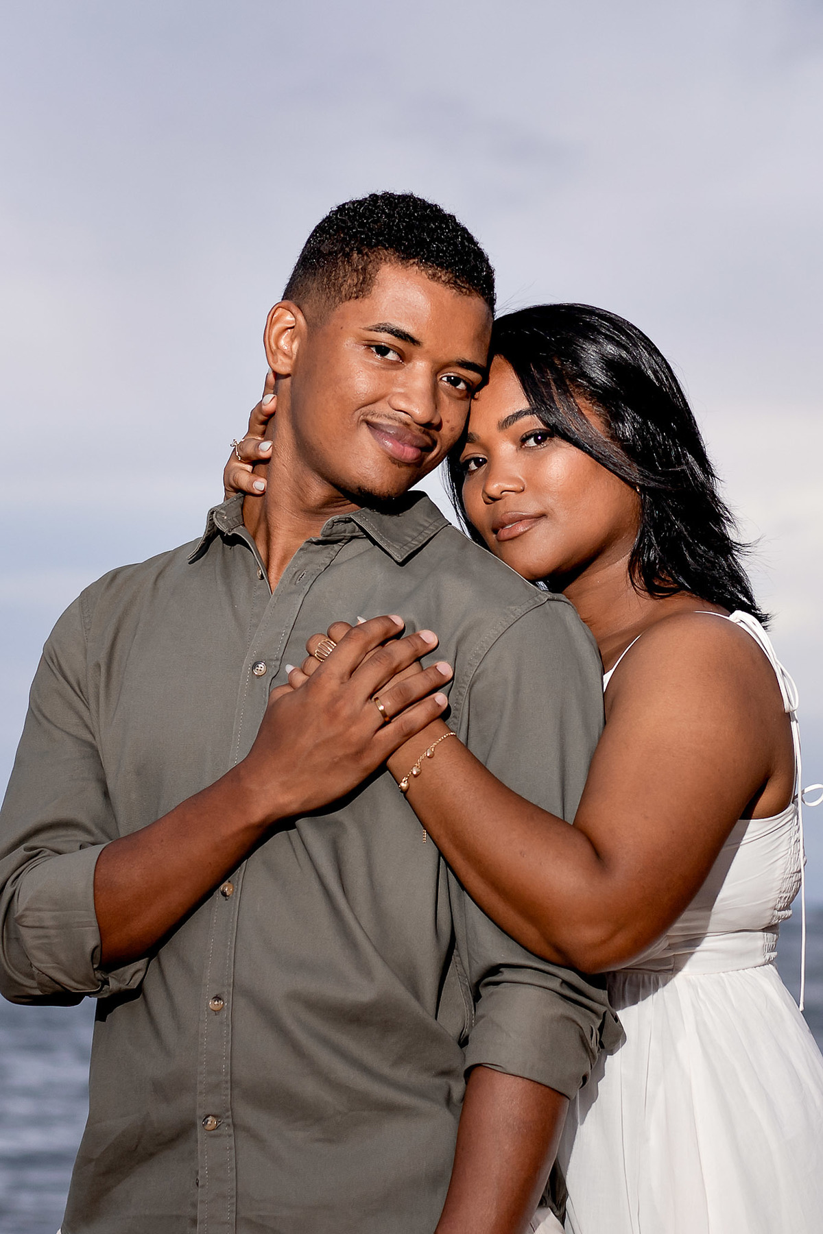 ensaio pré-casamento retrato íntimo Bahia, fotografia rosto a rosto casal Salvador, ensaio pré-nupcial expressão serena praia, fotografo casamento retratos Salvador Bahia, fotografia intimidade casal noivos praia, retrato romântico casal praia Bahia, ensa