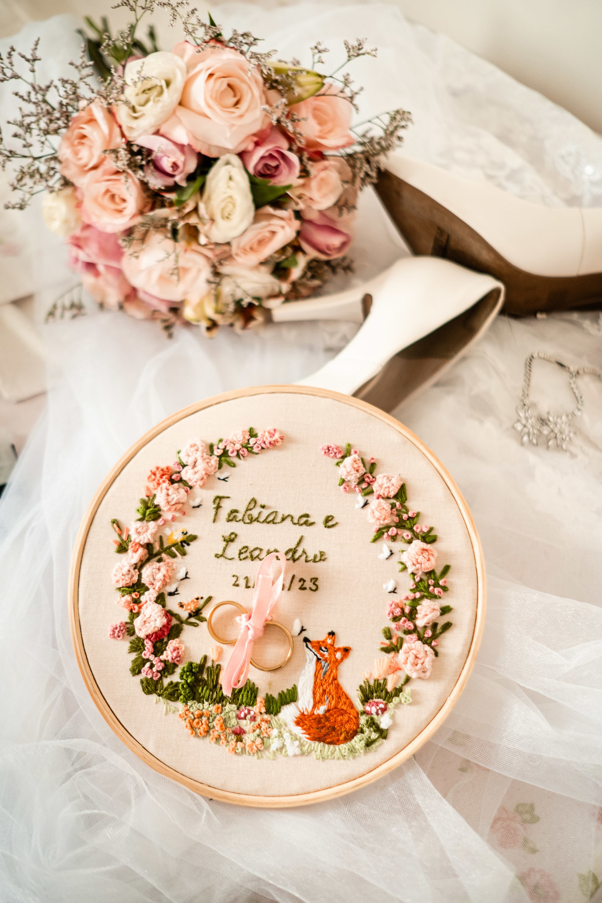 detalhes casamento, alianças casamento, buquê noiva rosas rosê, bastidor bordado casamento, sapato noiva, detalhes nupciais, fotografia casamento Bahia