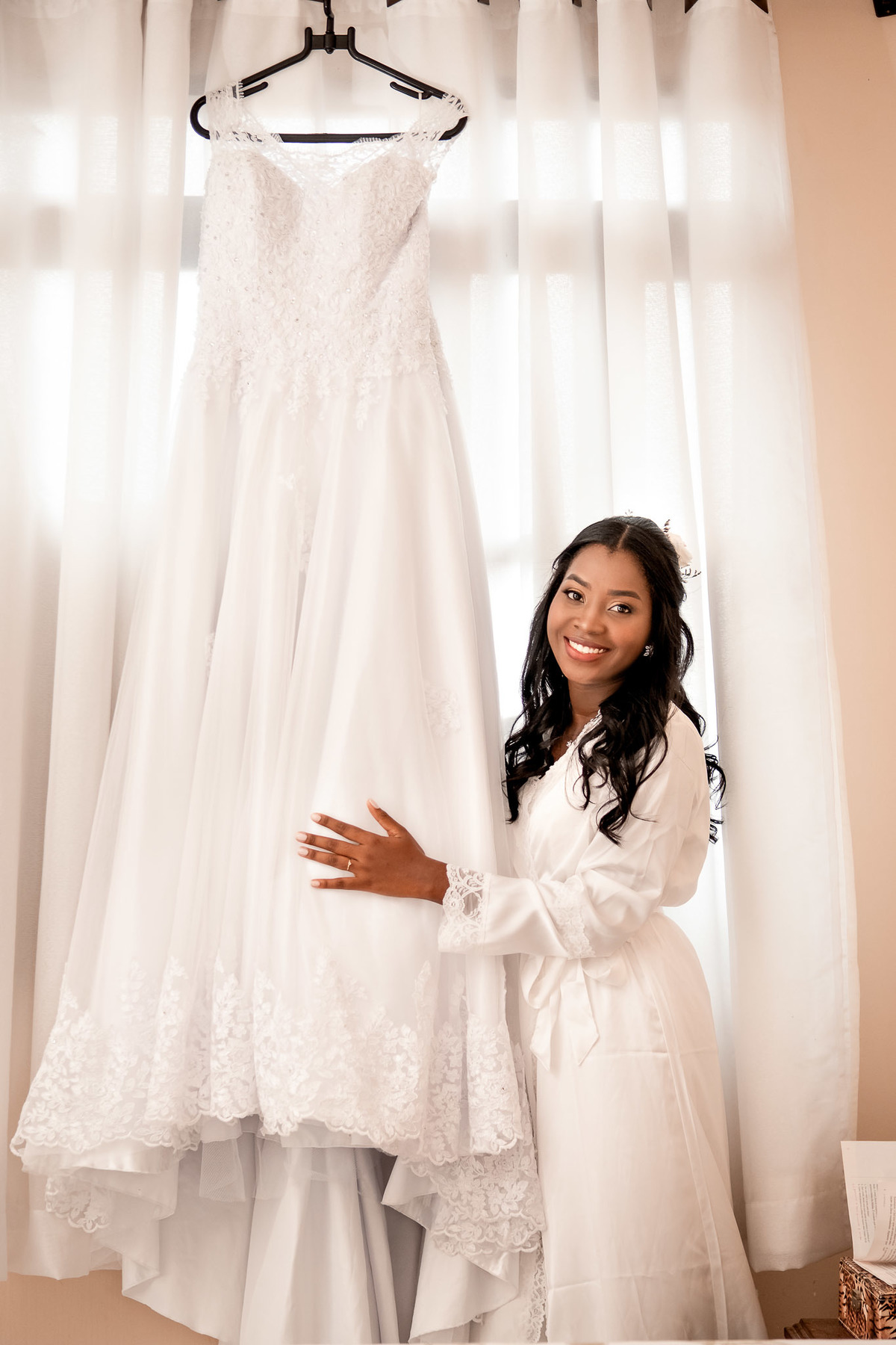 making of noiva sorrindo, vestido de noiva princesa, noiva feliz making of, preparação casamento, fotografia making of casamento