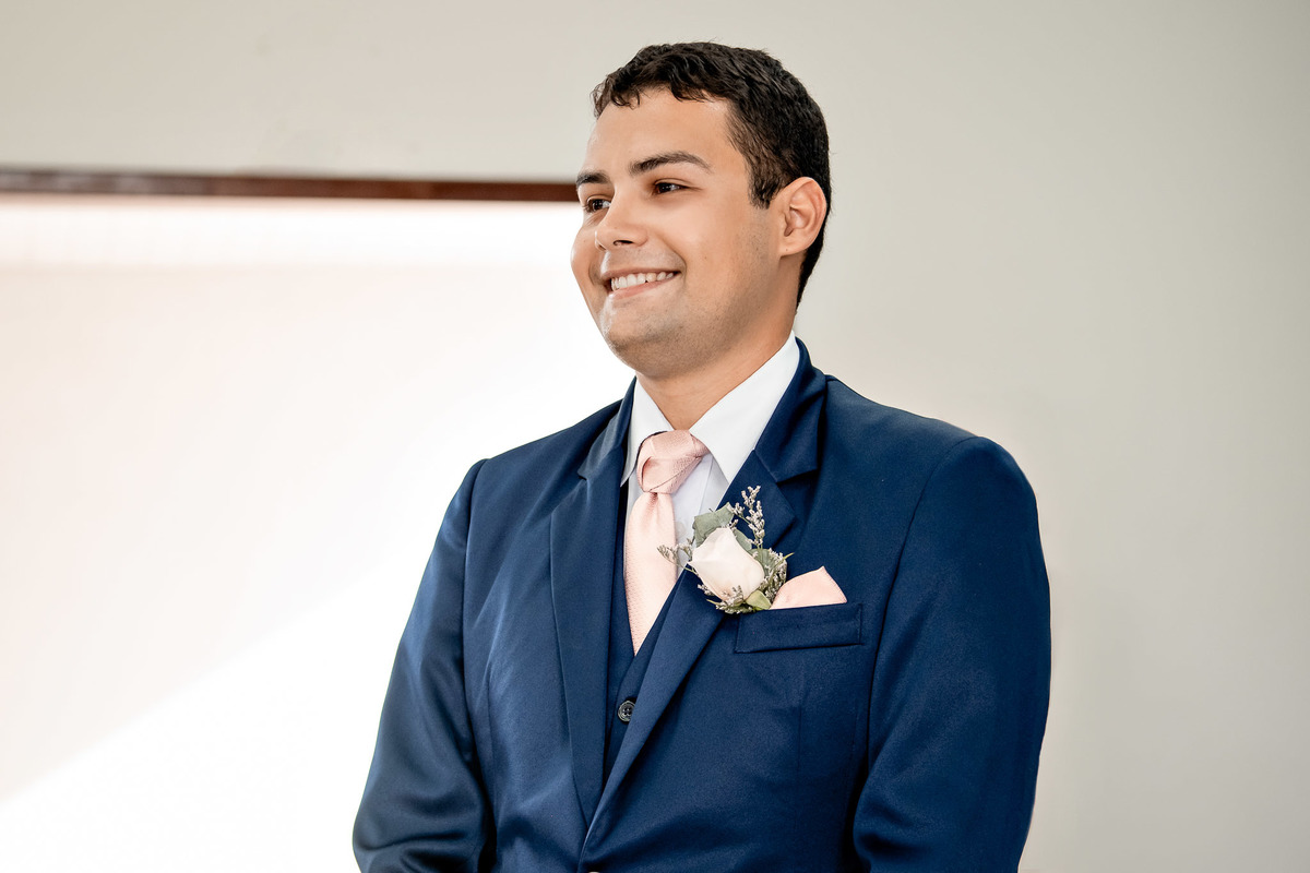 reação do noivo entrada noiva, noivo aguardando noiva, noivo feliz altar, cerimônia casamento Salão do Reino, fotografia casamento Testemunhas de Jeová Bahia