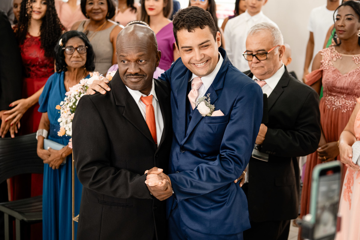 pai da noiva e noivo, entrega da noiva cerimônia, emoção casamento, Salão do Reino casamento TJ, fotografia casamento Testemunhas de Jeová Conceição do Jacuípe