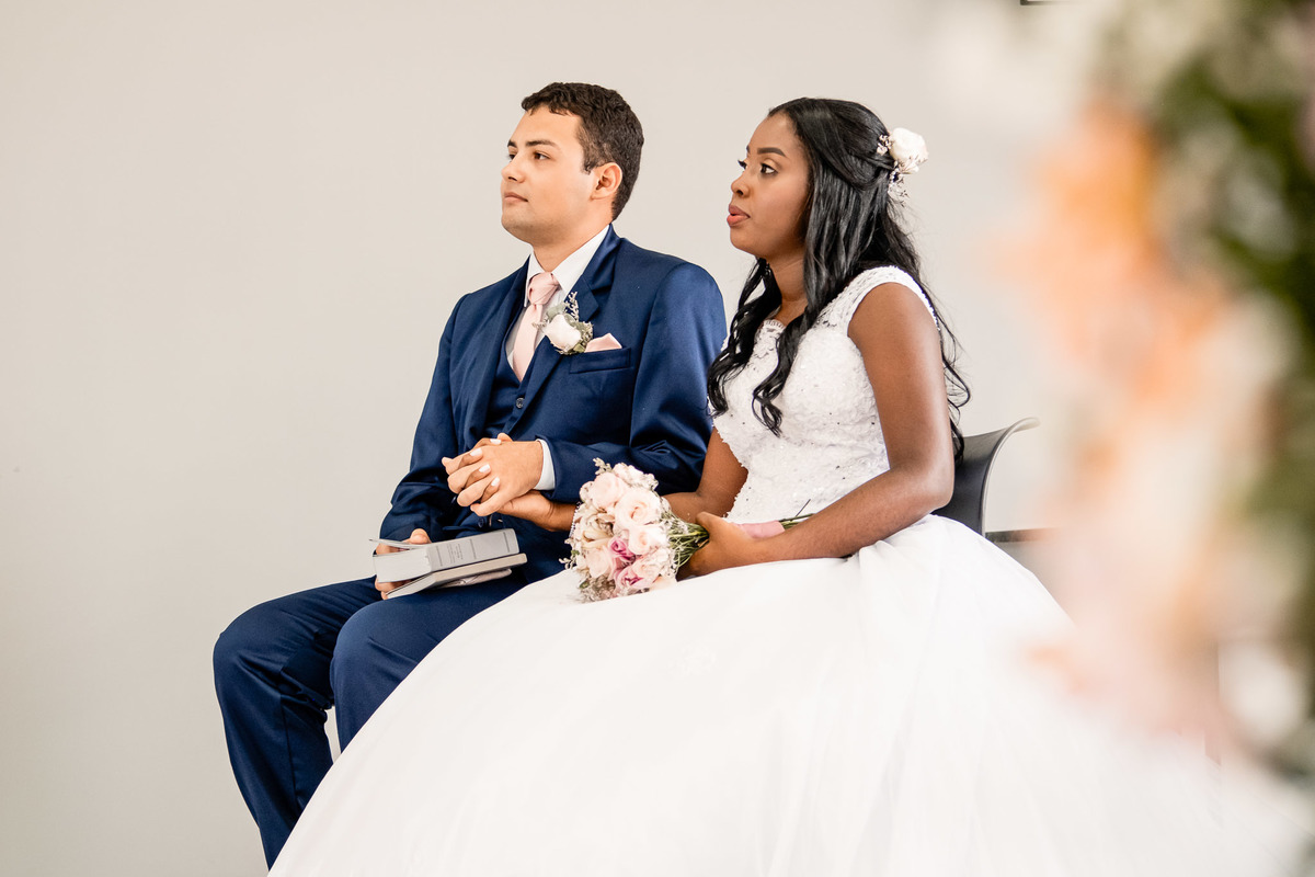 noivos atentos cerimônia, Salão do Reino casamento Bahia, cerimônia casamento TJ, fotografia casamento Testemunhas de Jeová, decoração floral casamento