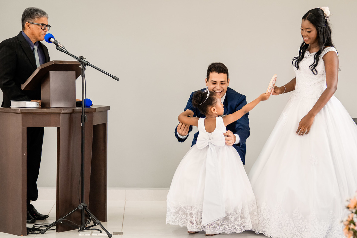 noivo e daminha cerimônia, momento fofo casamento, presidente assembleia casamento TJ, fotografia casamento Testemunhas de Jeová, Salão do Reino casamento Bahia