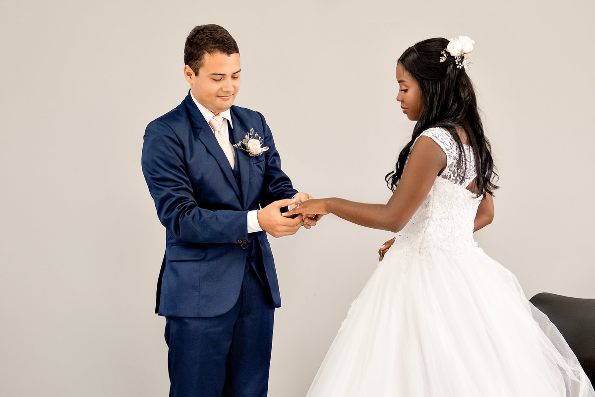 troca de alianças casamento, aliança casamento, noivo colocando aliança noiva, promessas matrimoniais, cerimônia casamento TJ, fotografia casamento Conceição do Jacuípe Bahia