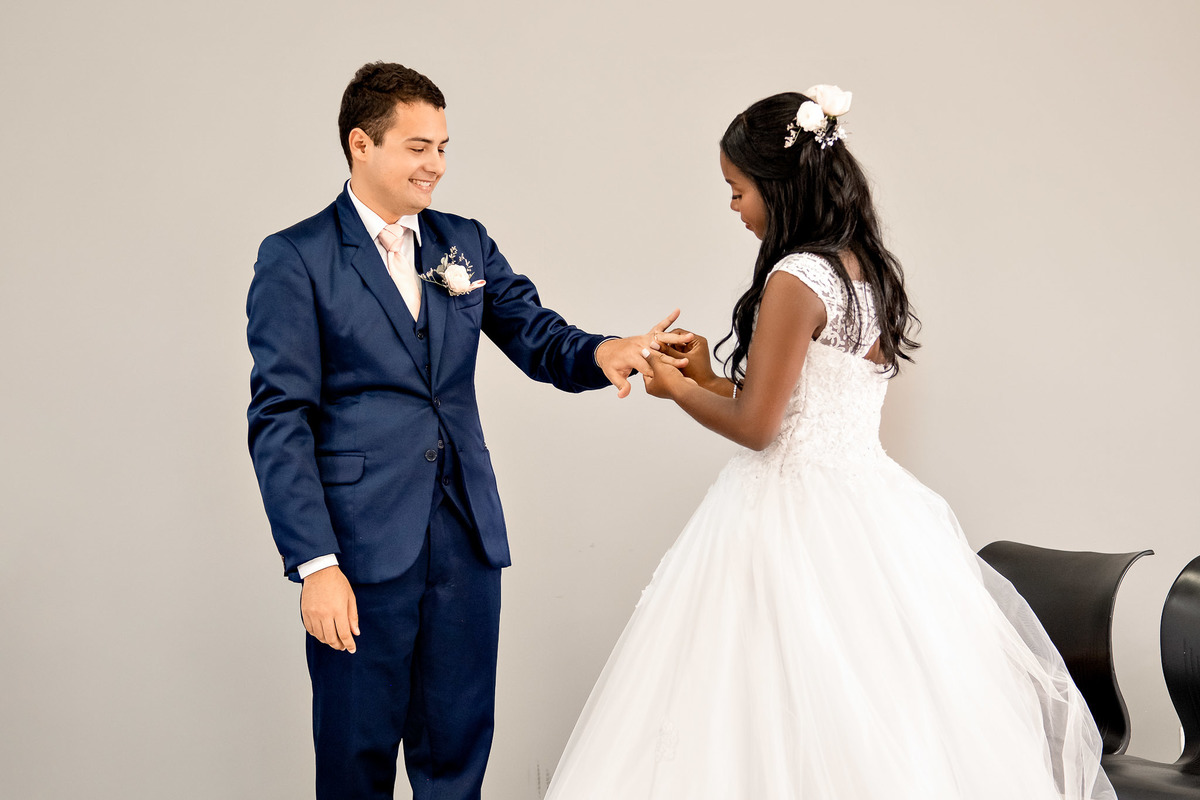troca de alianças, noiva colocando aliança no noivo, aliança casamento, promessas matrimoniais, cerimônia casamento Testemunhas de Jeová, fotografia casamento Bahia