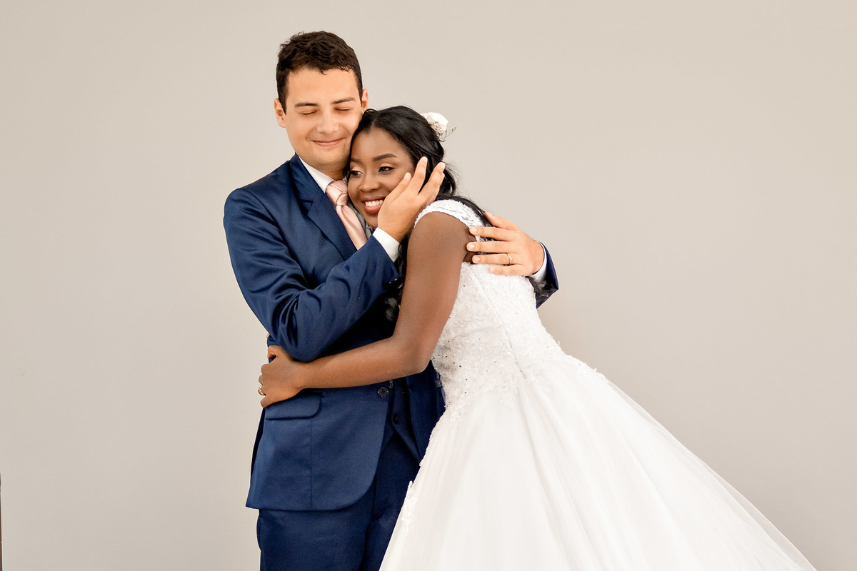 abraço casal casamento, noivos abraçados, recém-casados, emoção pós cerimônia, fotografia casal casamento Bahia, casal feliz casamento