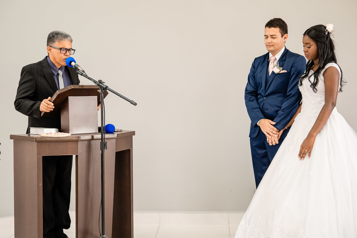 presidente discurso casamento TJ, ancião Testemunhas de Jeová, cerimônia Salão do Reino, noivos frente ao ancião, fotografia casamento Testemunhas de Jeová Bahia