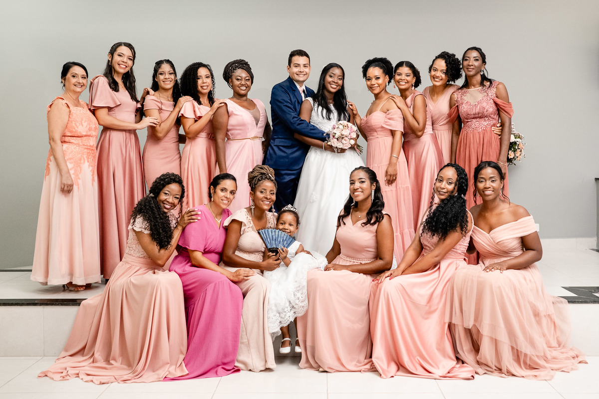 foto grupo casamento, damas de honra rosa, casal e damas cerimônia, padrinhos casamento Bahia, vestido rosa damas de honra, fotografia grupo casamento Conceição do Jacuípe