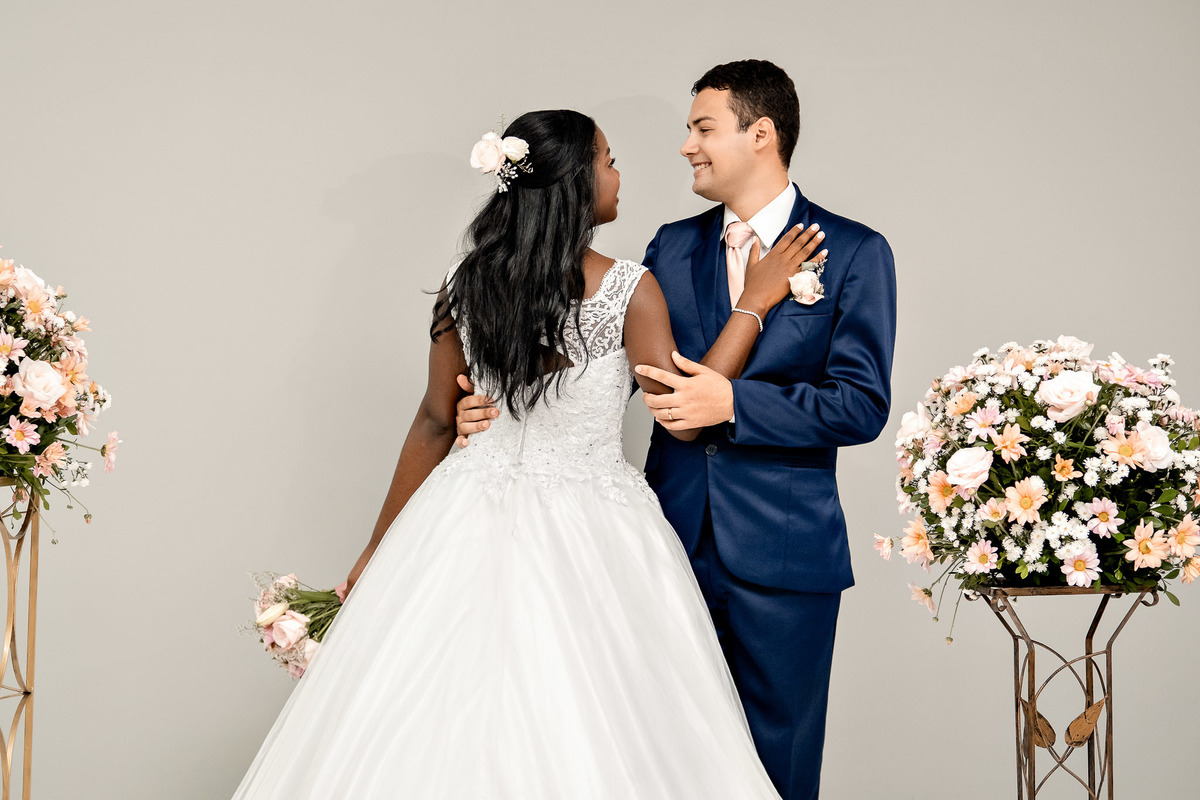 foto casal casamento decoração floral, vestido noiva costas renda, arranjos florais casamento, sessão fotos casal, fotografia casamento Conceição do Jacuípe Bahia
