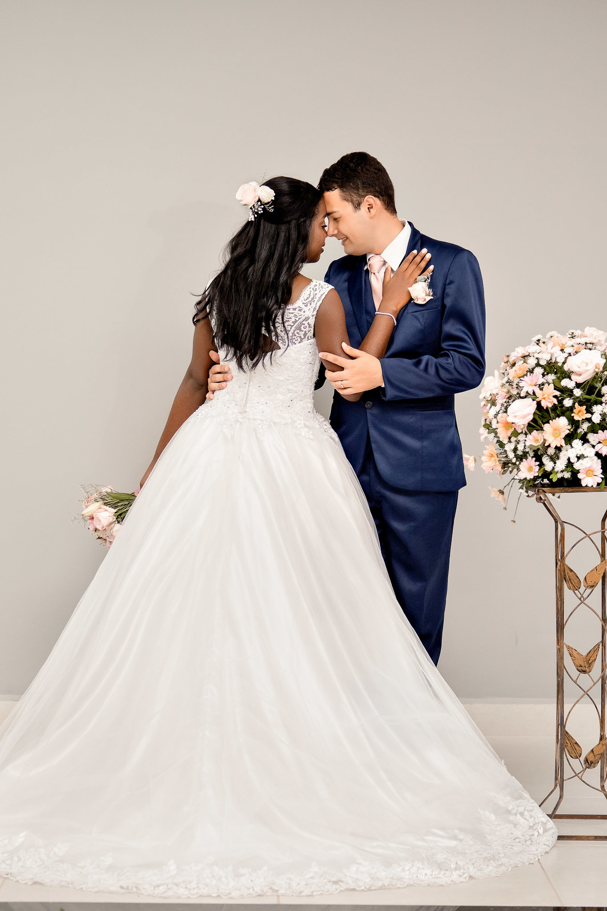 casal apaixonado quase beijo, foto casal costas casamento, decoração floral casamento, sessão fotos casal, vestido noiva renda princesa, fotografia casamento Bahia
