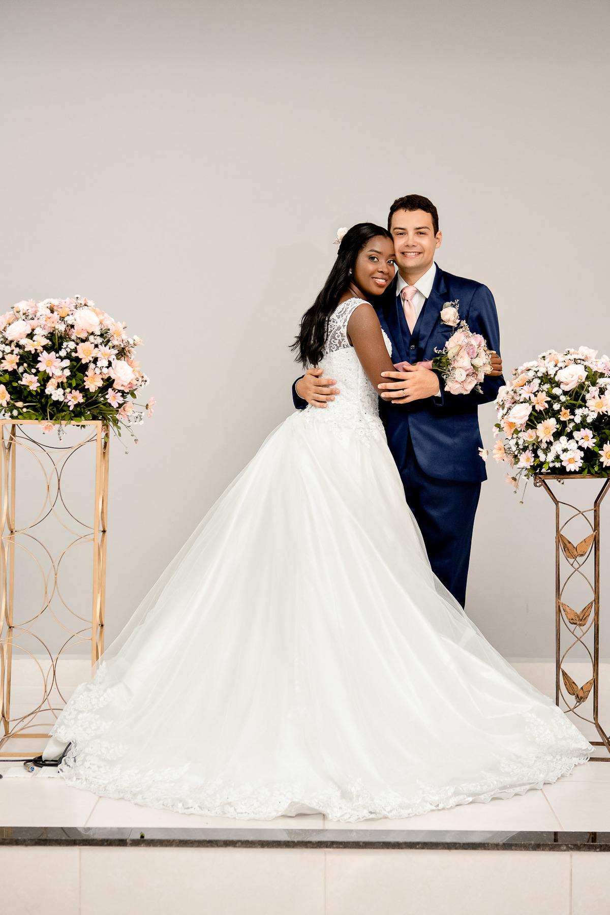 foto casal casamento sorrindo, casal feliz casamento, sessão fotos casamento, decoração floral casamento, buquê noiva rosa, fotografia casamento Conceição do Jacuípe BA
