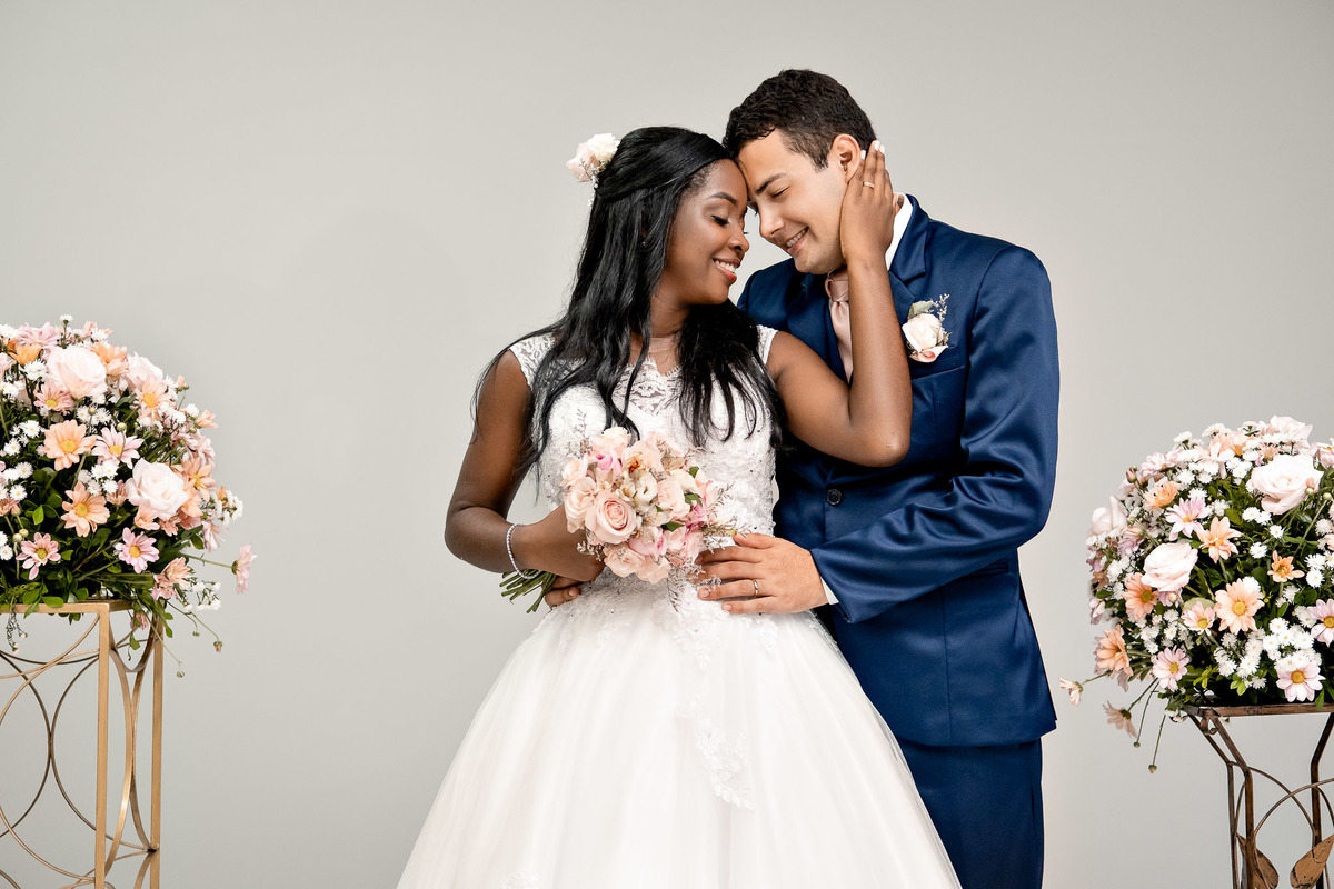 casal apaixonado casamento, sessão fotos casal decoração floral, noivos abraçados, buquê noiva, fotografia casamento TJ Bahia, close casal casamento