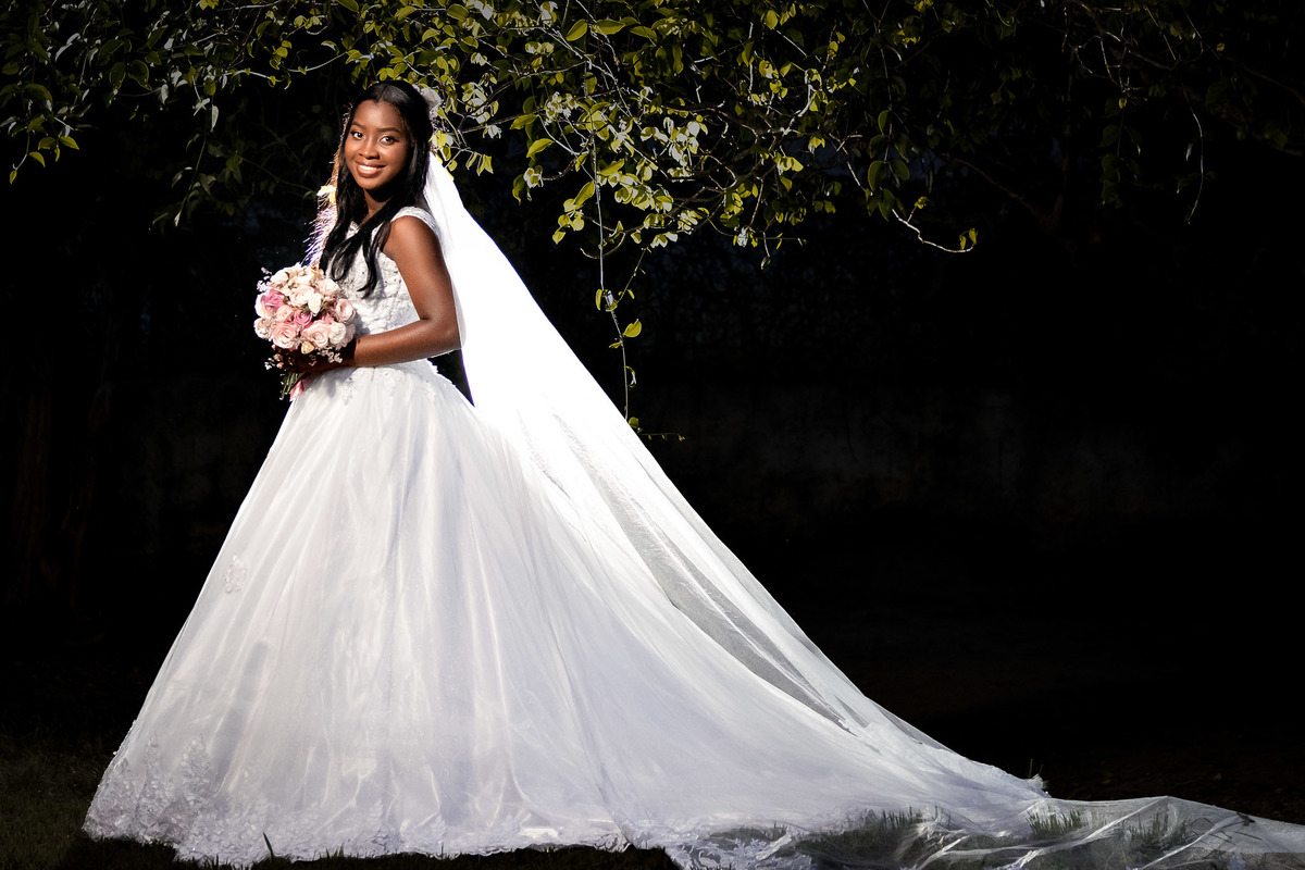 foto noturna noiva, noiva véu longo noite, vestido de noiva princesa véu, iluminação dramática noiva, fotografia noturna casamento Bahia, noiva negra vestido branco noite