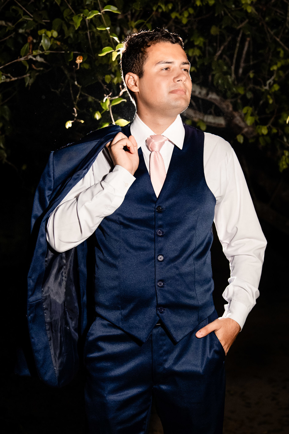noivo foto noturna, noivo pose elegante, noivo paletó ombro, fotografia noturna noivo, estilo noivo casamento, fotografia casamento Bahia noite