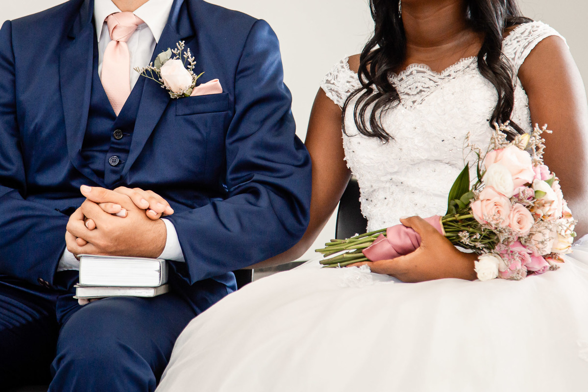 detalhe casal cerimônia, aliança casamento detalhe, buquê rosas noiva, boutonnière noivo, Bíblia casamento TJ, fotografia detalhes casamento Testemunhas de Jeová