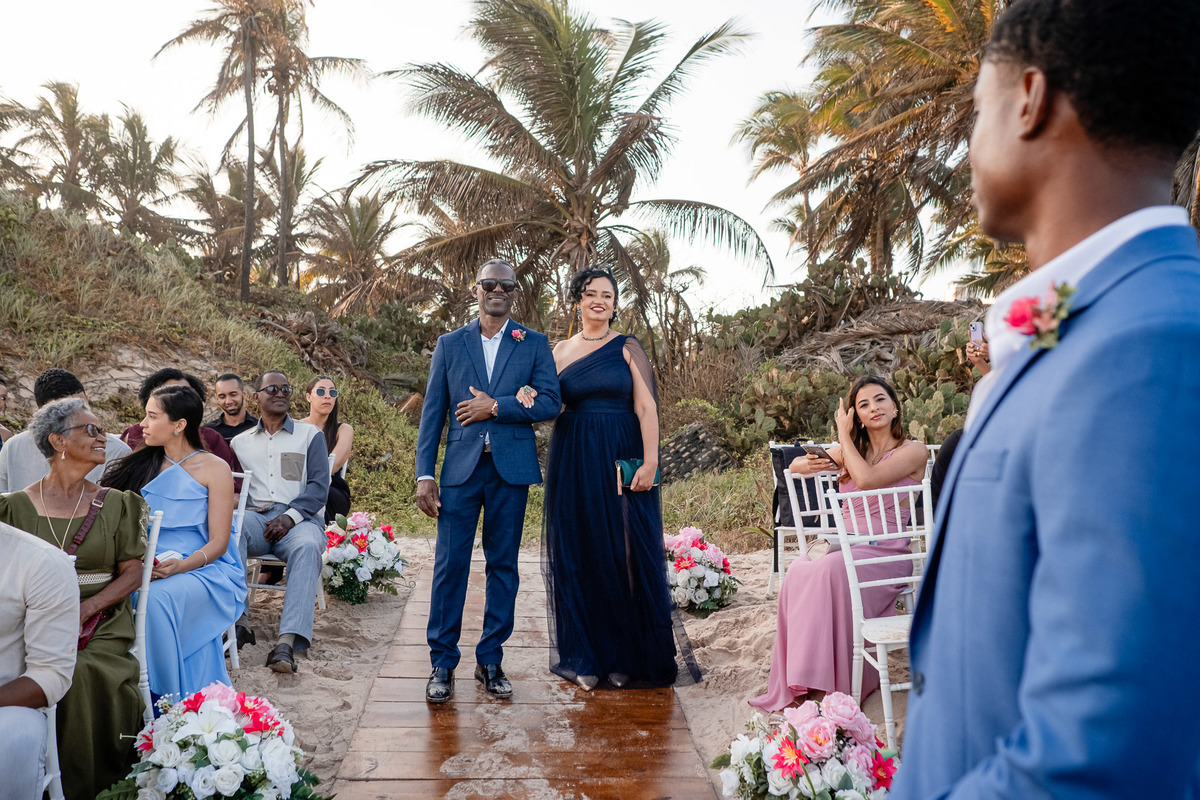 Pais dos noivos sendo conduzidos à cerimônia de casamento na praia em Salvador