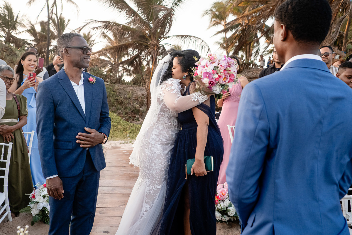 Noivo e noiva se abraçando após a cerimônia de casamento na Praia do Flamengo