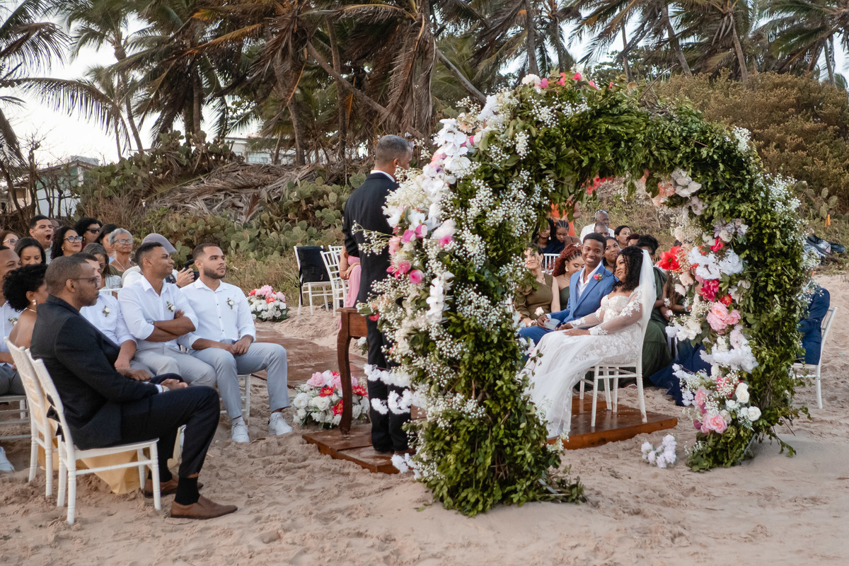Convidados assistindo à cerimônia de casamento na Praia do Flamengo, em Salvador