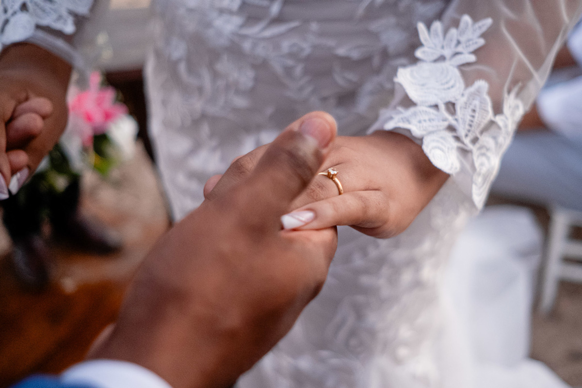 Detalhe da mão da noiva recebendo a aliança durante casamento na Praia do Flamengo