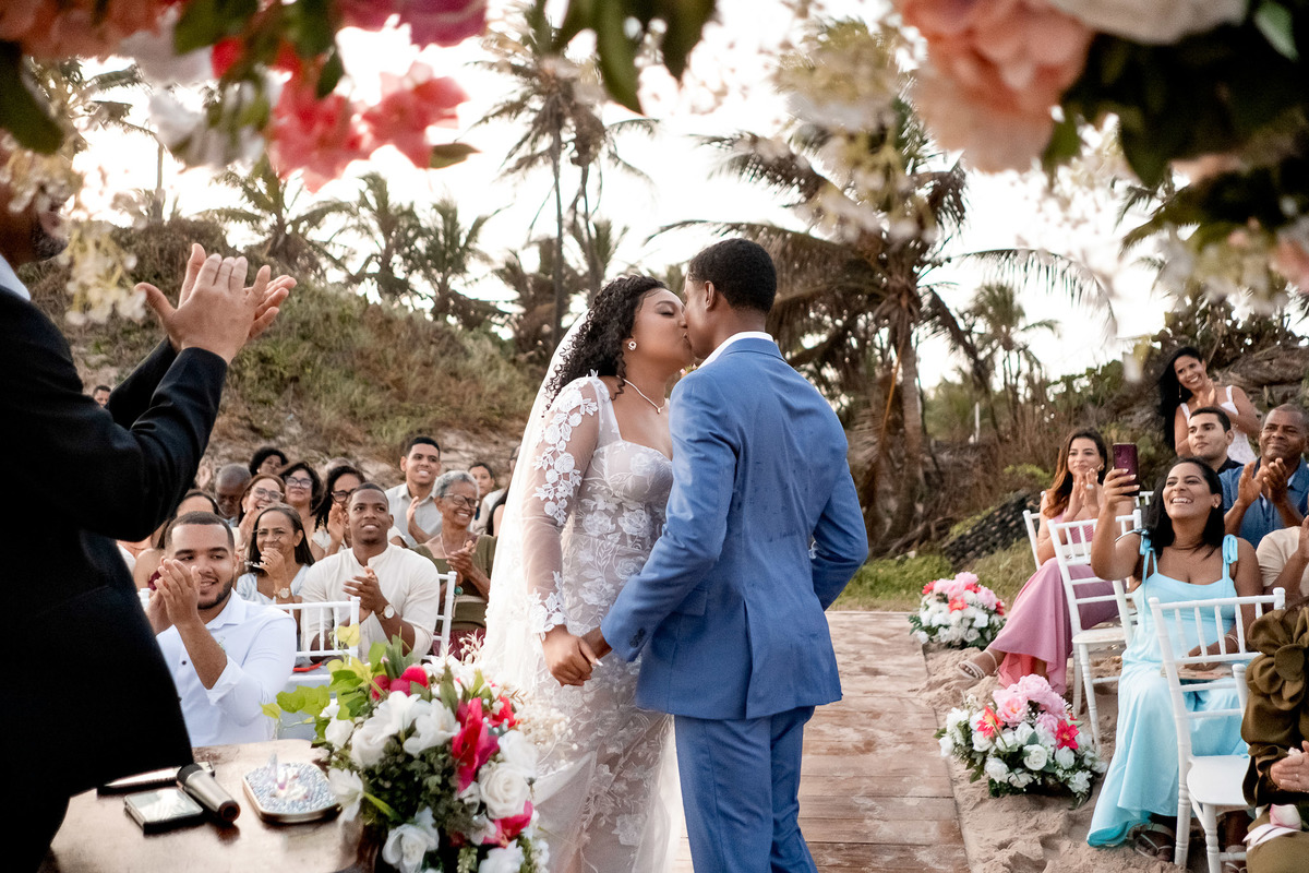 Noivos se beijando pela primeira vez como casados na Praia do Flamengo, Salvador