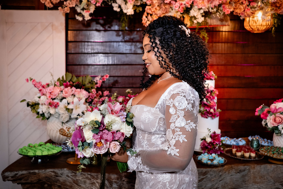 Retrato de perfil da noiva com buquê durante a festa de casamento em Salvador