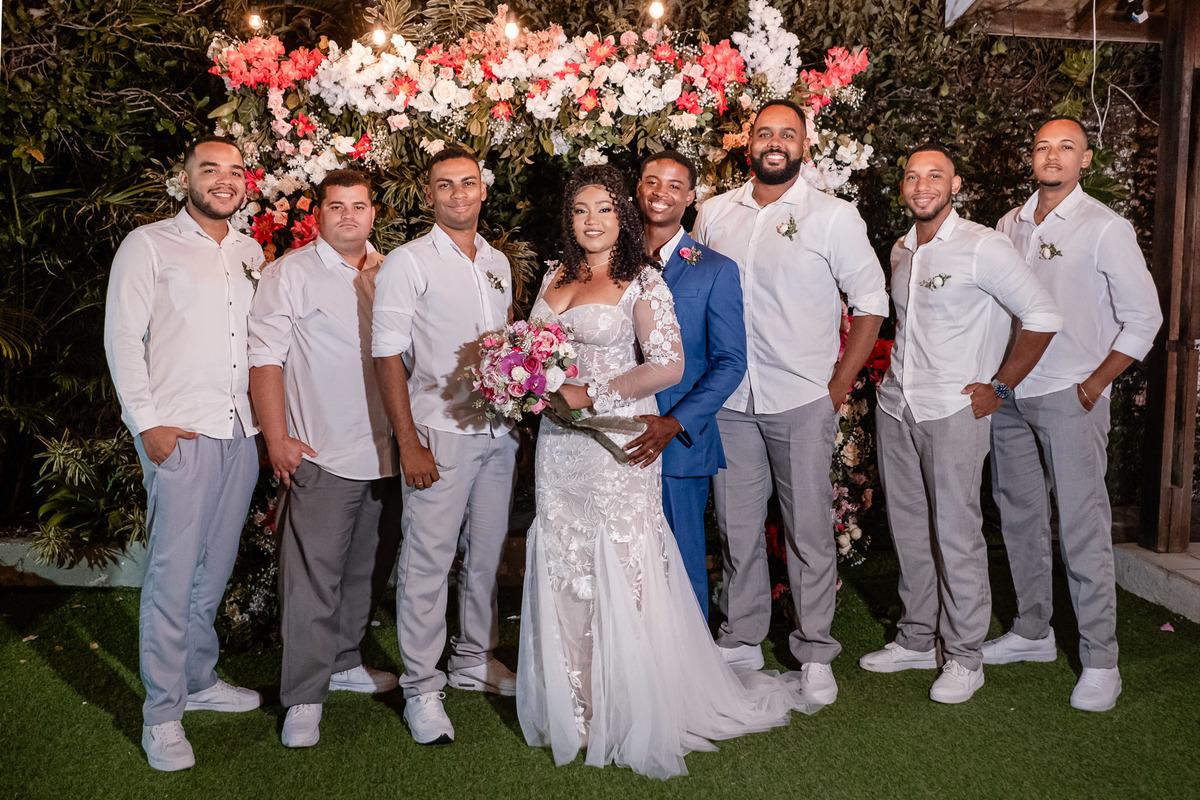 Noivos ao lado dos padrinhos durante a festa de casamento em Salvador