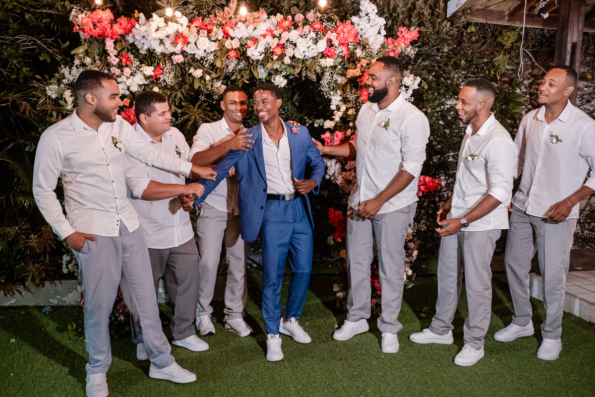 Padrinhos reunidos durante a festa de casamento na Praia do Flamengo