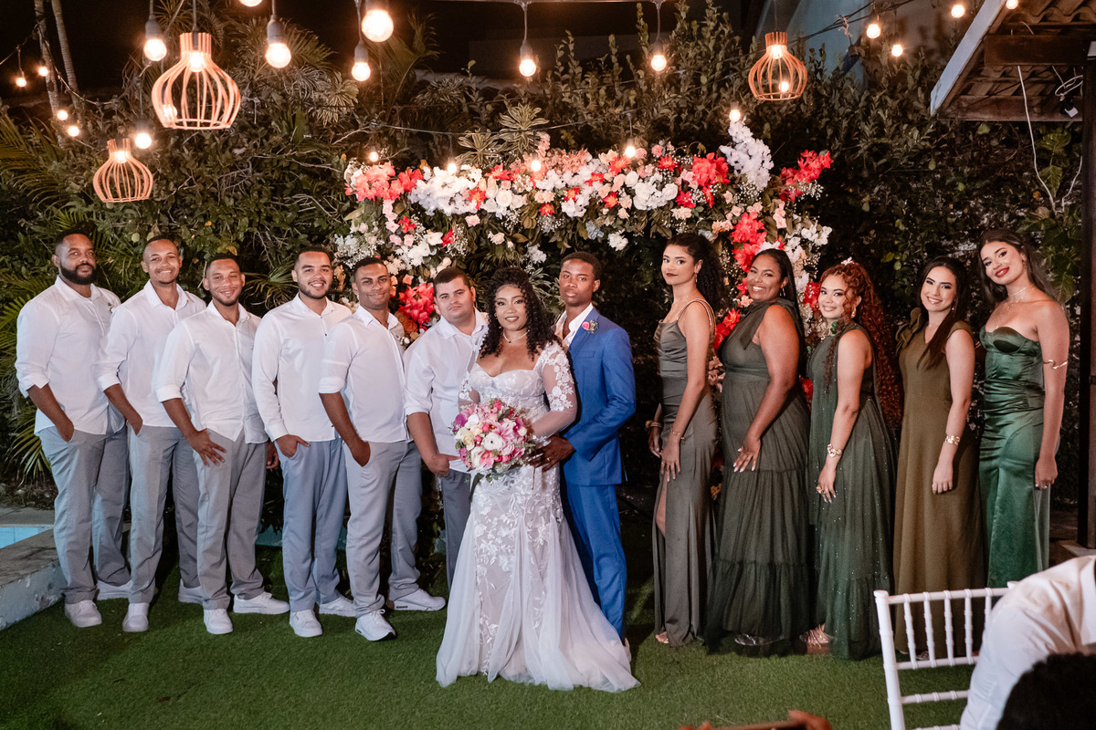 Noivos ao lado do cortéjo completo durante a festa de casamento em Salvador