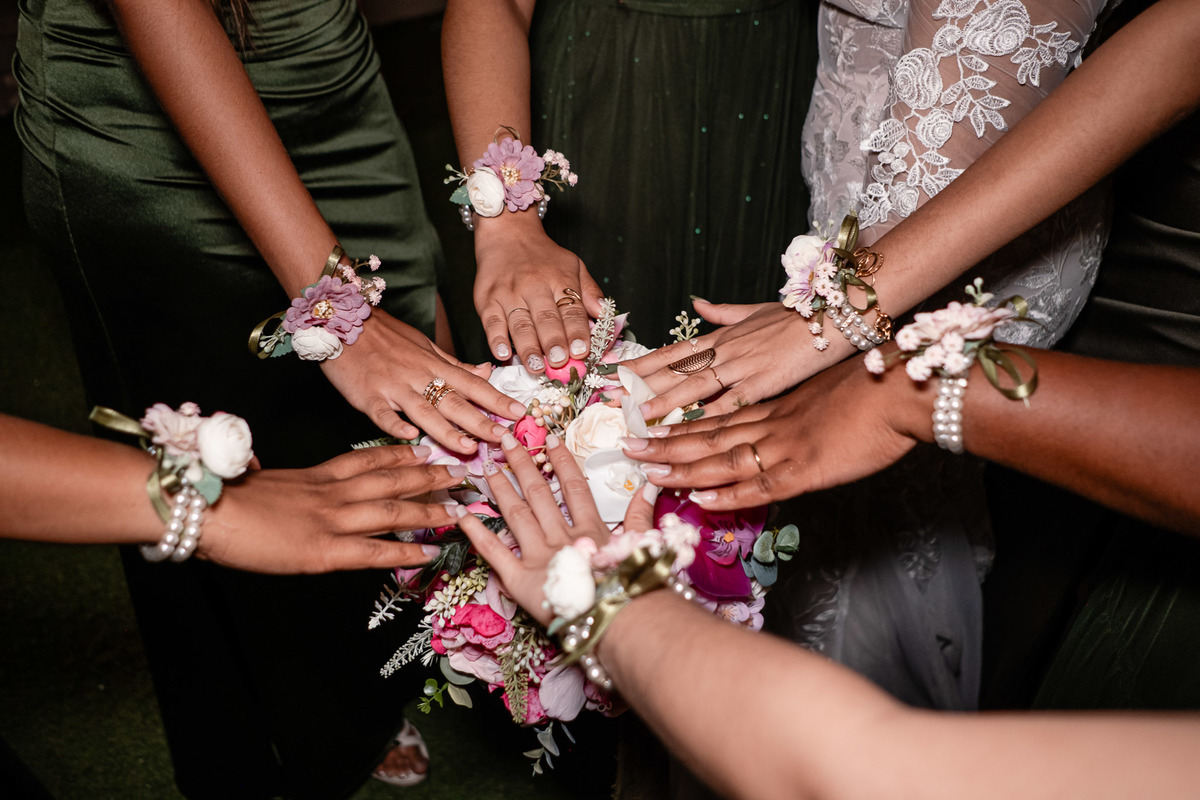 Convidadas exibindo os buquês de mão durante a festa de casamento em Salvador