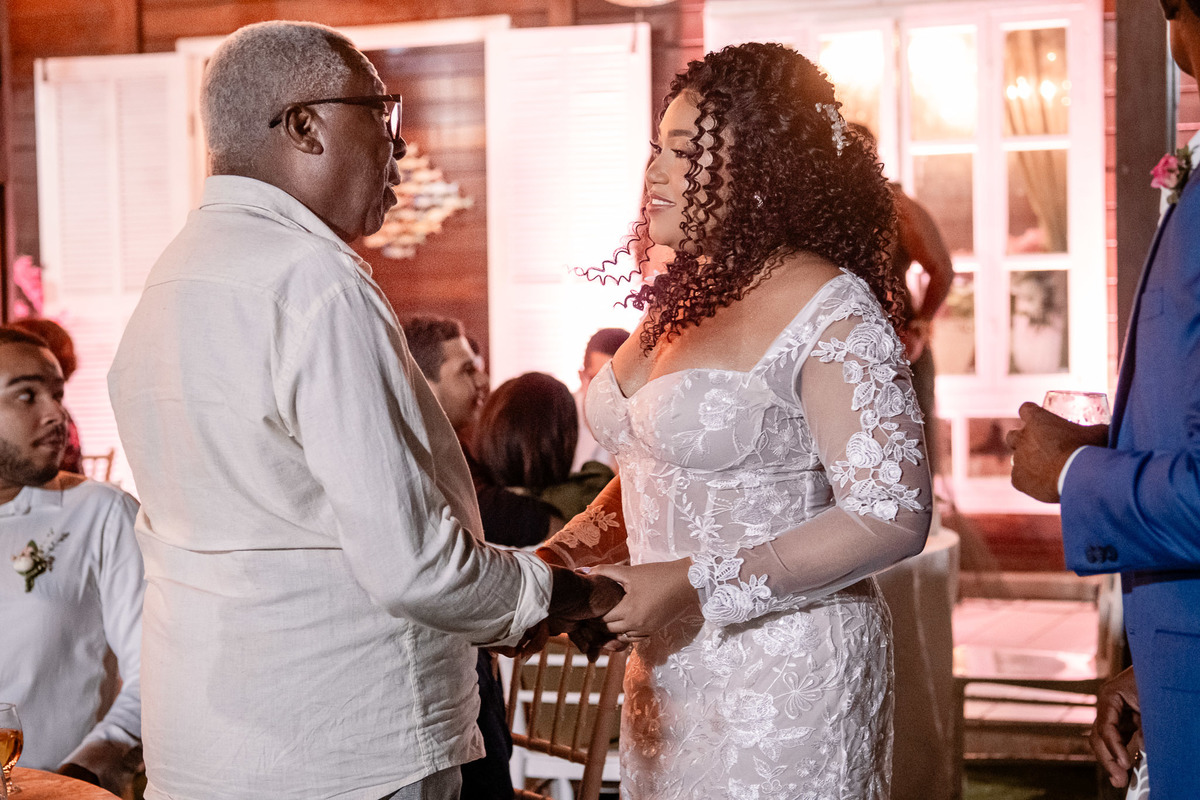 Convidado cumprimentando a noiva durante a festa de casamento em Salvador