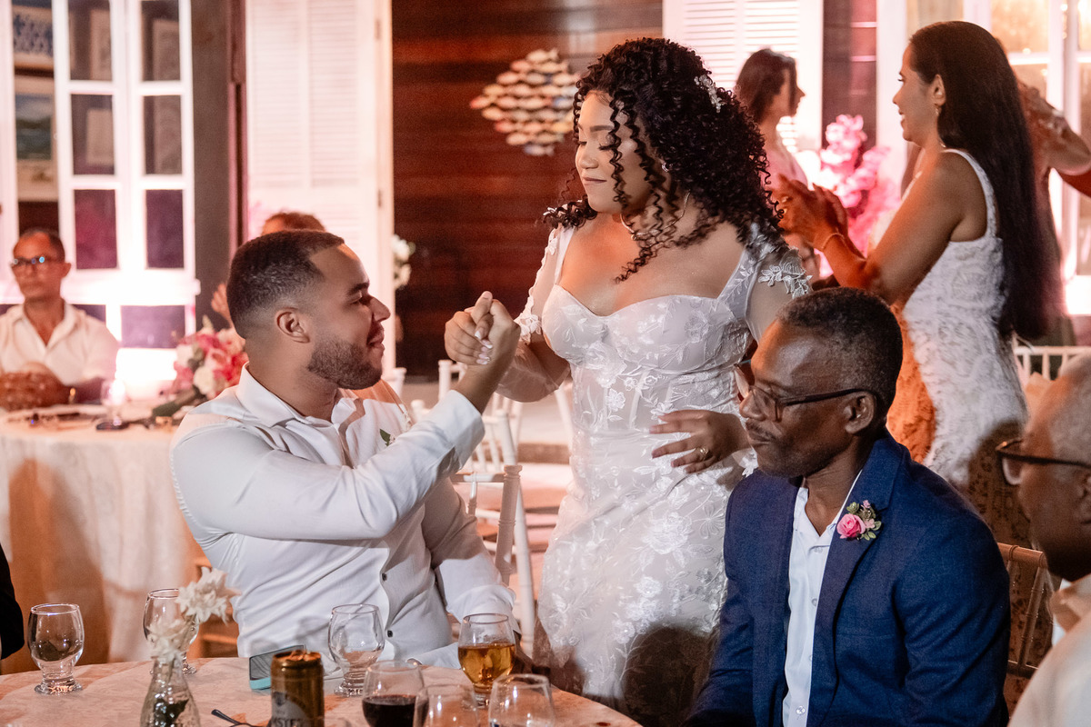 Noivo brindando com convidado durante a festa de casamento em Salvador