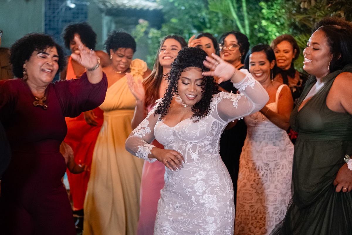 Convidadas dançando animadas durante a festa de casamento em Salvador