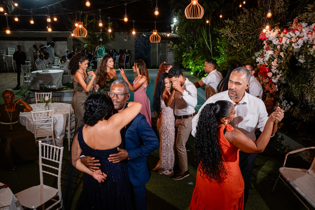 Convidados dançando em roda durante a festa de casamento em Salvador