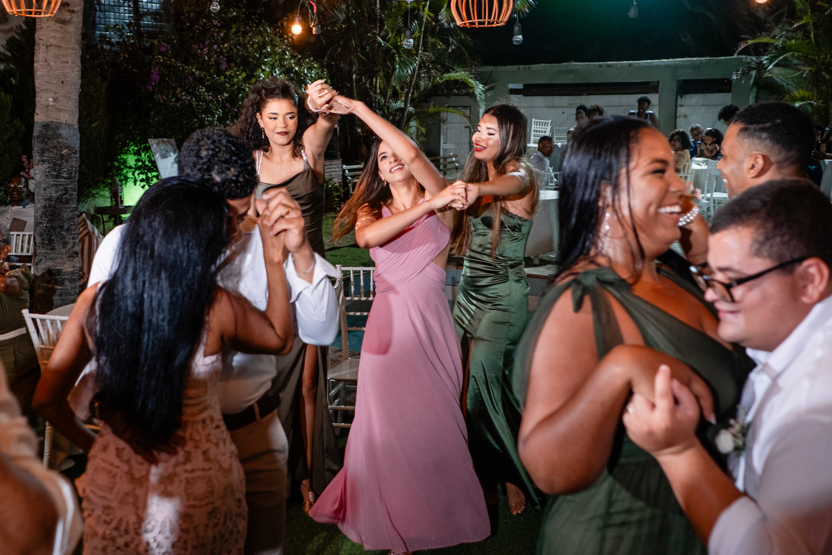 Convidados comemorando e dançando juntos na festa de casamento em Salvador