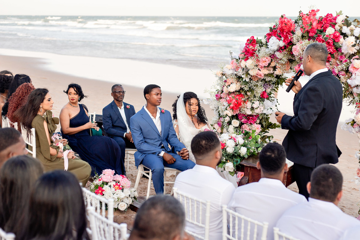 Vista ampla da cerimônia de casamento na areia da Praia do Flamengo, em Salvador