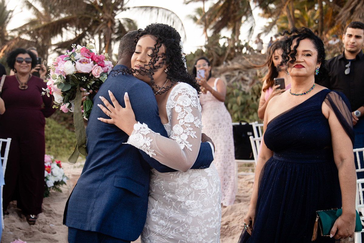 Noiva recebendo abraço emocionado da mãe durante casamento na Praia do Flamengo