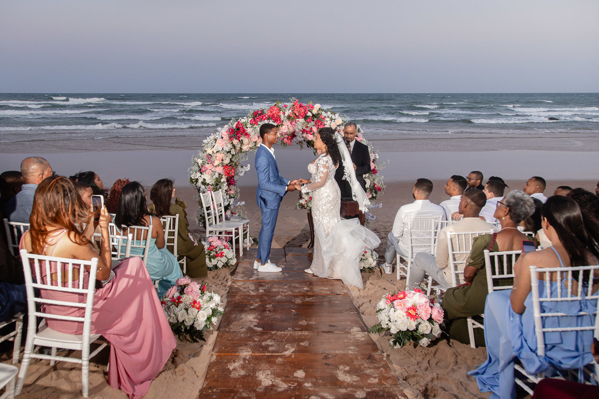 Corredor de convidados durante a cerimônia de casamento na praia em Salvador
